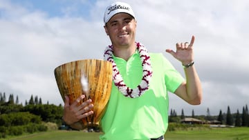Justin Thomas posa con el trofeo del Torneo de Campeones celebrado en Hawai.