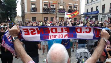 ELDA (ALICANTE), 26/06/2023.- Afición y jugadores del Eldense celebran el ascenso a Segunda División este lunes en Elda, Alicante. El Eldense consiguió la promocionar de categoría tras empatar ayer ante el Real Madrid Castilla en el partido de vuelta de la final de la fase de ascenso a la LaLiga SmartBank. EFE/Morell
