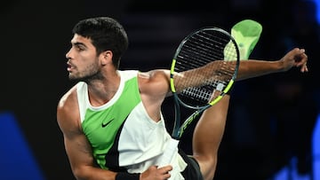 Carlos Alcaraz rematando frente a De Miñaur en cuartos de final del Open de Australia.