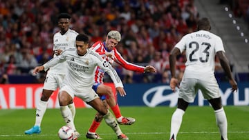 MADRID, 29/09/2024.- El centrocampista del Real Madrid Jude Bellingham (i) juega un balón ante Rodrigo de Paul (c), del Atlético, durante el partido de la LaLiga EA Sports que Atlético de Madrid y Real Madrid disputan este domingo en el estadio Civitas Metropolitano. EFE/Ballesteros