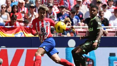 MADRID, 13/04/2024.-El centrocampista francés del Atlético de Madrid Antoine Griezmann, durante el partido de la jornada 31 de LaLiga EA Sports entre el Atlético de Madrid y el Girona, este sábado en el estadio Cívitas Metropolitano en Madrid.-EFE/ Kiko Huesca