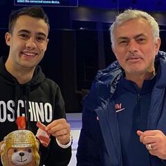 Mourinho cumple su promesa y le compra un jamón de 560 euros a Reguilón