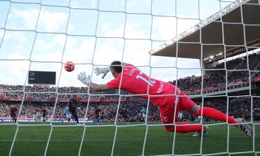 El líder de la Liga remonta el partido. Del 1-3 al 4-3. No falló Raphinha, que sigue de dulce con un doblete. Zurdazo del brasileño, superando la estirada de un Guaita que le adivinó las intenciones.