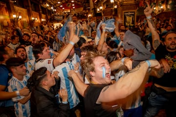 Después de un partido lleno de tensión, los seguidores argentinos explotan de alegría tras ver a su selección Campeona del Mundo.