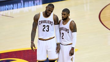 LeBron James y Kyrie Irving durante la pasada temporada.