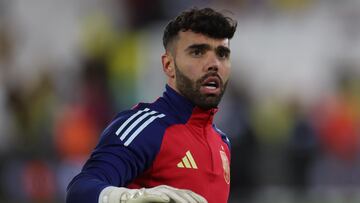 David Raya, jugador del Arsenal, calienta antes de un partido con la Selecci¨®n espa?ola.