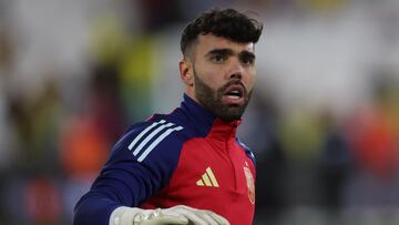 David Raya, jugador del Arsenal, calienta antes de un partido con la Selección española.