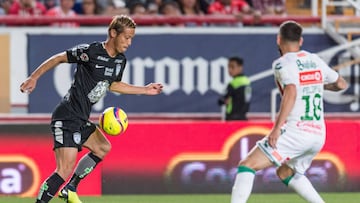 Keisuke Honda disputa un bal&oacute;n con Felipe Gallegos en el empate Necaxa 1-1 Pachuca de la jornada 12 del Clausura 2018. 