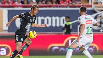 Keisuke Honda disputa un balón con Felipe Gallegos en el empate Necaxa 1-1 Pachuca de la jornada 12 del Clausura 2018.