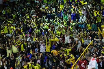 La Selección Colombia de voleibol detonó alegría en el Coliseo El Salitre al ganarle a Perú 3-0. El país sueña con un cupo a Tokio que se define contra Argentina.