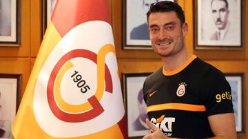 Albert Riera, en enero, junto a la bandera del Galatasaray.