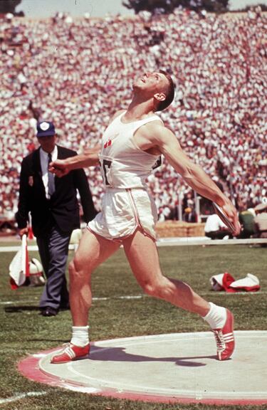 El lanzador de disco estadounidense Al Oerter ha sido uno de los pocos deportistas capaces de conseguir cuatro medallas de oro en la misma disciplina en cuatro Juegos consecutivos. Hasta hoy sólo le han igualado Carl Lewis, entre 1984 y 1996, en salto de longitud y el regatista Paul Elvstrom, entre 1948 y 1960. Al Oerter logró además batir el récord olímpico en las cuatro ediciones. Con 20 años venció en Melbourne'56 con un lanzamiento de 56,36 m., superando así a su compatriota Fortune Gordien, a quien todos veían como vencedor. En Roma'60 y en Tokio'64 ganó con lanzamientos de 59,18 y 61 m. respectivamente. A Tokio no llegó bien físicamente, pero venció. De todas formas, su mayor hazaña fue en los Juegos de México'68, cuando le consideraban demasiado mayor para competir y a donde llegó clasificándose en el último instante, pero sorprendió a todos logrando sus tres mejores marcas de la historia y batiendo de nuevo el récord, con 64,78 m.