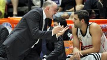 Pablo Laso habla con Felipe Reyes.