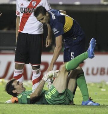 BAS23. BUENOS AIRES (ARGENTINA), 20/11/2014.- El jugador Fernando Gago de Boca Juniors (c) se disculpa con el arquero Marcelo Varovero de River Plate durante el partido de semifinales de la Copa Sudamericana disputado hoy, jueves 20 de noviembre de 2014, en el estadio La Bombonera de Buenos Aires. EFE/David Fernández