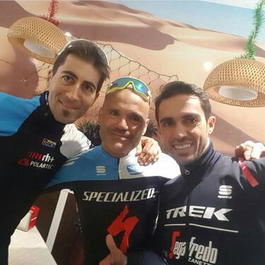 Alberto Contador exhibe el nuevo maillot del equipo Trek