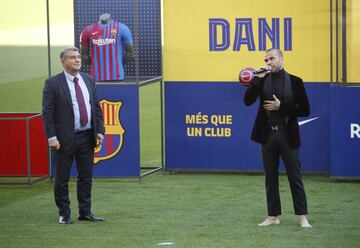 El lateral derecho brasileño Dani Alves vuelve a la que fue su casa y ha sido presentado de nuevo en el Camp Nou.  El brasileño se mostró exultante durante su acto.