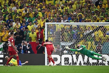 Richardlison, en el momento de marcar el segundo gol de Brasil.