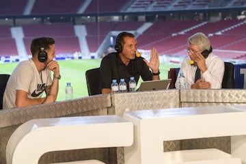 Saúl Ñíguez. Manu Carreño y Enrique Cerezo.