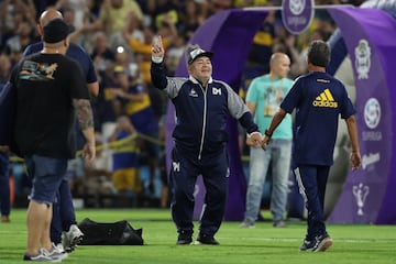 El Boca Juniors ganó la Superliga Argentina ante la mirada del ídolo Maradona, que recibió el homenaje de toda su familia futbolística.