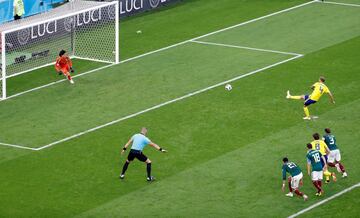 Granqvist tiró la pelota al ángulo superior izquierdo. 0-2.