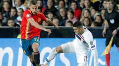 GRAF9092. VALENCIA, 23/03/2019.- El centrocampista de la selecci&oacute;n espa&ntilde;ola, Sergio Canales (i), se lleva el bal&oacute;n ante el jugador de Noruega, Mohammed Elyounoussi, durante el encuentro de clasificaci&oacute;n para la Eurocopa 2020 di