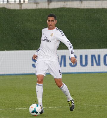 Jugó en las categorías inferiores del Real Madrid desde 2010 a 2014.