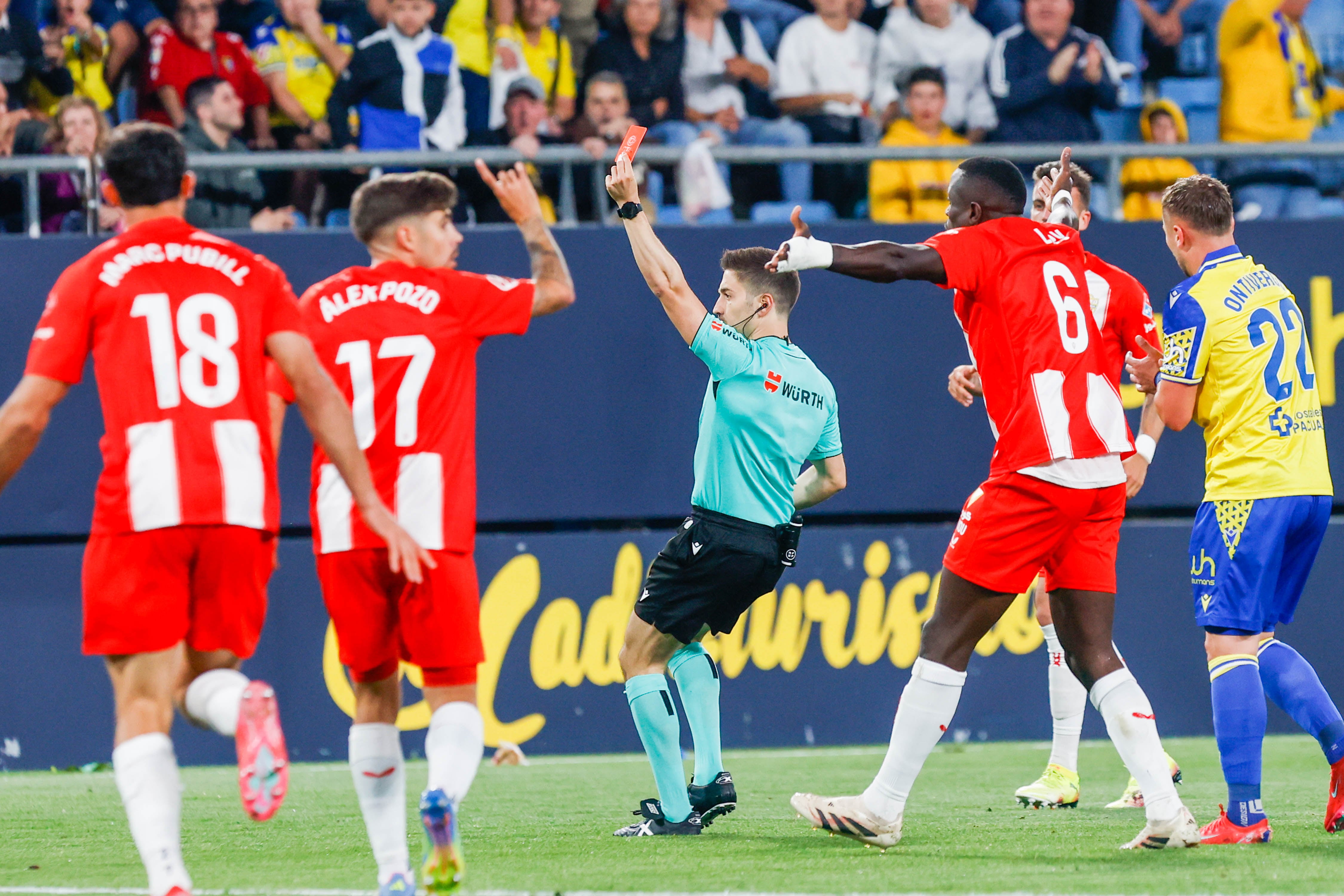 Momento del partido de LaLiga Hypermotion entre el Cádiz y el Almería.