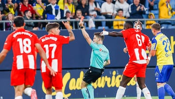 Momento del partido de LaLiga Hypermotion entre el Cádiz y el Almería.
