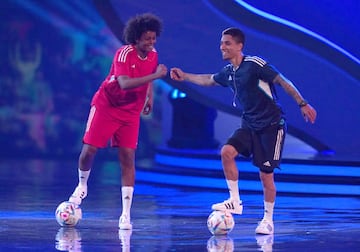 Boyka Ortíz (derecha), freestyler colombiano, en su presentación en la ceremonia del sorteo del Mundial de Catar 2022.