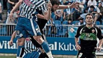 <b>EN LA LUCHA. </b>Gabri trata de ganarle un balón aéreo a Cobo ante la mirada de Bellvís, ayer en Mendizorroza.