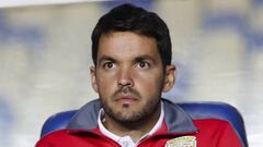 Larcamón fue amonestado por sacarse la mascarilla