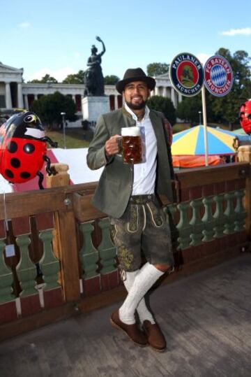 El centrocampista chileno del Bayern de Múnich Arturo Vidal, durante la 182º edición de la Oktoberfest, la fiesta de la cerveza, en Múnich.