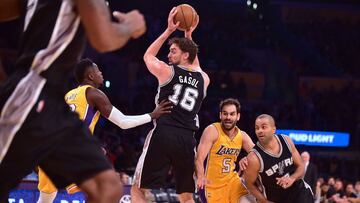 Pau Gasol of the San Antonio Spurs looks to pass under pressure from Julius Randle the Los Angeles Lakers as Jose Calderon (#5) stays close to Tony Parker on November 19, 2016 in Los Angeles, California during the NBA basketball matchup.  / AFP PHOTO / Frederic J. BROWN