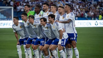 El once del Real Zaragoza frente al Villarreal B: Cristian Álvarez, Jair, Bakis, Nieto, Marc Aguado y Maikel Mesa en la fila de arriba y Fran Gámez, Toni Moya, Francés, Francho y Azón en la de abajo.