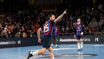 BARCELONA, 30/11/2022.- El sueco del Barça Hampus Wanne celebra un gol ante el Kiel durante el partido de Liga de Campeones de balonmano disputado este miércoles en el Palau Blaugrana. EFE/Alejandro García