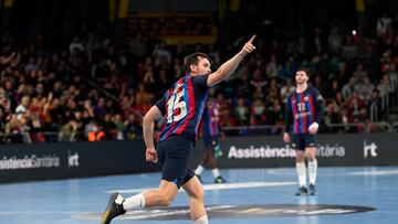 BARCELONA, 30/11/2022.- El sueco del Barça Hampus Wanne celebra un gol ante el Kiel durante el partido de Liga de Campeones de balonmano disputado este miércoles en el Palau Blaugrana. EFE/Alejandro García
