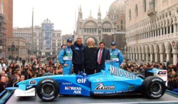 Jenson Button junto a Flavio Briatore  manager del equipo Benetton, el presidente de la compañía, Gilberto Benetton, el presidente de Renault Sport, Patrick Faure, y el piloto italiano Giancarlo Fisichella en la presentación del coche de la escudería italiana en la Plaza de San Marcos (Venecia).