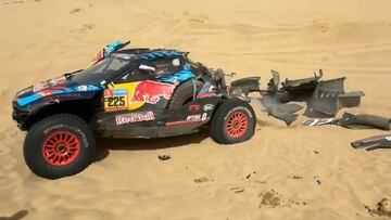 Carlos Sainz vuelca el Ford en la etapa 2 del Dakar 2025.