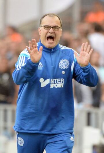 "El loco" Bielsa proviene de una reconocida familia argentina de abogados y políticos, pero el decantó y prefirió el fútbol. Fue jugador, aunque se retiró a los 25 años. Es un reconocido entrenador. AFP PHOTO / BORIS HORVAT