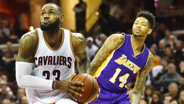 LeBron James conduce el balón ante Brandon Ingram.