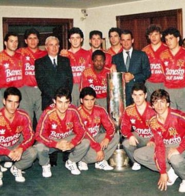 Con los rojos de Santa Laura gana dos Copa Chile: en 1992 (en la foto) y 1993. Adem&aacute;s, clasifica a Copa Libertadores 1994.