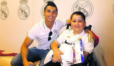 Cristiano Ronaldo posa con Nuhazet en 2016. El astro portugués financió el tratamiento de cáncer del pequeño niño canario junto a su representante, Jorge Mendes. 