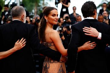 Alicia Vikander  durante la alfombra roja del Festival de Cannes 2023.