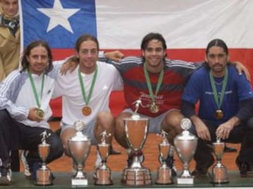 En 2003, Massú y González junto a Marcelo Ríos ganaron el Mundial de Düsseldorf. Al año siguiente lograron el bicampeonato.
