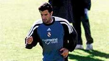 TOCADO. Figo sólo realizó carrera continua y se retiró al vestuario.