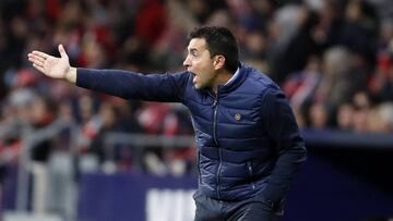 Garitano habla con sus jugadores desde la banda.