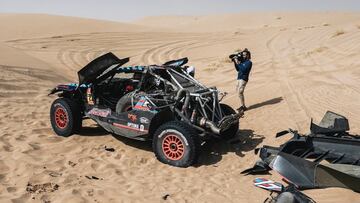 Carlos Sainz vuelca el Ford en la etapa 48 Horas del Dakar.
