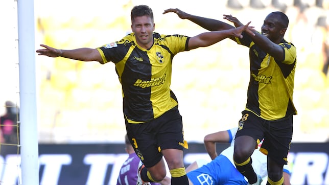 La jugada que desnudó a la Católica de Tiago Nunes: el DT la tuvo que ver por televisión