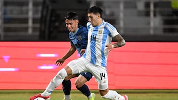 Paraguay's forward #07 Gabriel Aguayo and Argentina's defender #14 Tobias Ramirez fight for the ball during the 2025 South American U-20 football championship final round match between Argentina and Paraguay at the Jos� Antonio Anzo�tegui stadium in Puerto La Cruz, Anzoategui state, Venezuela on February 16, 2025. (Photo by Juan BARRETO / AFP)