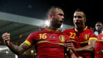 Defour celebra su gol a Escocia en Hampden Park. 